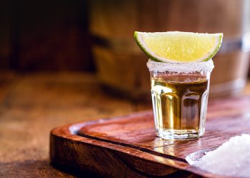 Por que el tequila se toma con sal y limon