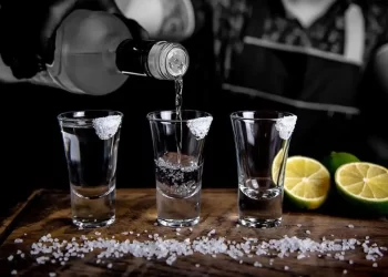 Los beneficios y los riesgos por tomar tequila y mezcal
