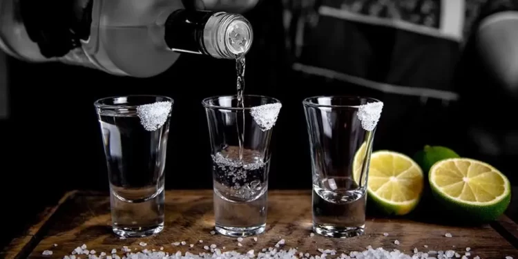 Los beneficios y los riesgos por tomar tequila y mezcal