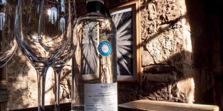 Tequila Casa Dragones, fundado por la primera maestra tequilera