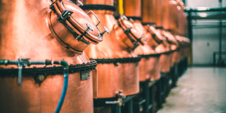 Conoce las dos destilaciones del tequila y su proceso de embotellado