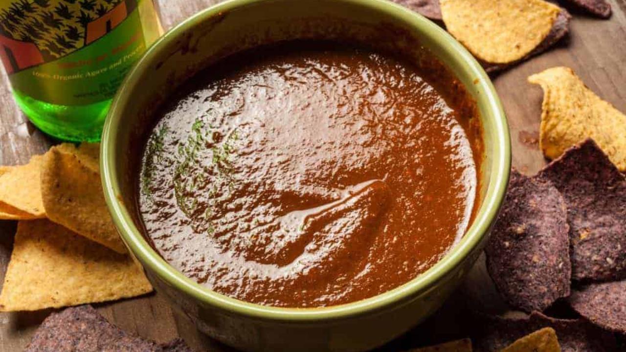 Salsa macha de chile ancho con mezcal